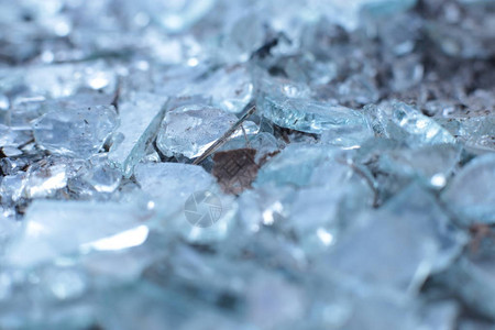 许多微玻璃碎片作为小冰层宏观视图背景的图片