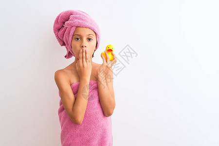 漂亮的小女孩穿着浴巾图片
