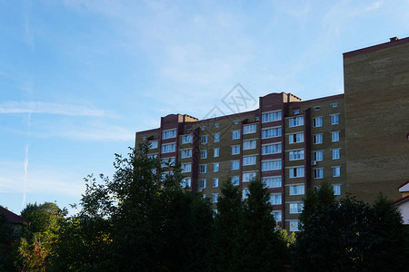 现代公用寓建筑在蓝色的图片