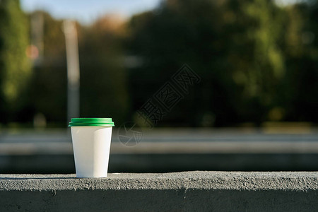咖啡还剩咖啡一个塑料杯站在前图片