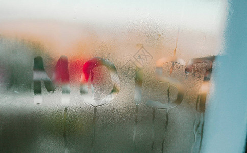 湿窗上写的湿字公寓内湿气重空气湿度高的窗户玻璃自然图片