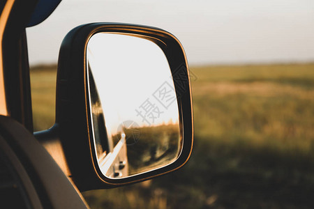 汽车镜子中的日落美丽图片