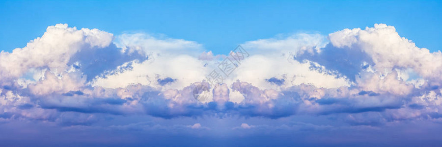 美丽的戏剧云彩与蓝天背景自然天气全景云图片