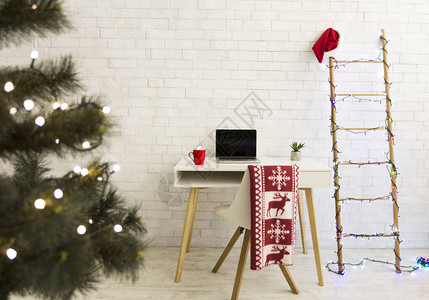 带有圣诞节装饰品和空白屏幕笔记本电脑的舒适室内环背景图片