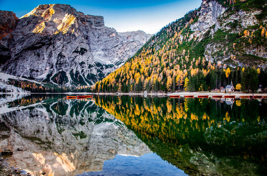 Dolomite山脉的lagodiBraies湖图片