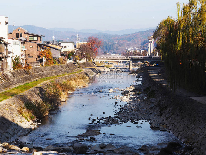 高山市和Miyagawa河的风景与日图片