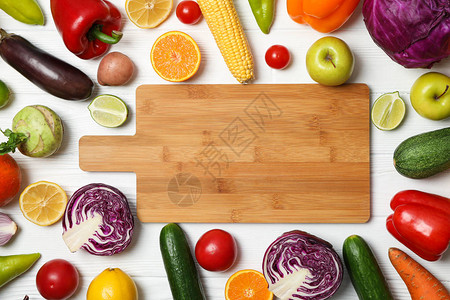 木背景上的木板和不同的蔬菜和水果顶视图图片