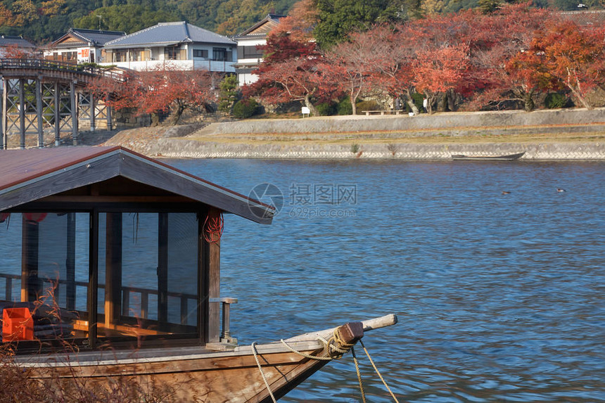 日本山口县岩国市以锦泰桥为背景的锦河上传统日本大型游船图片