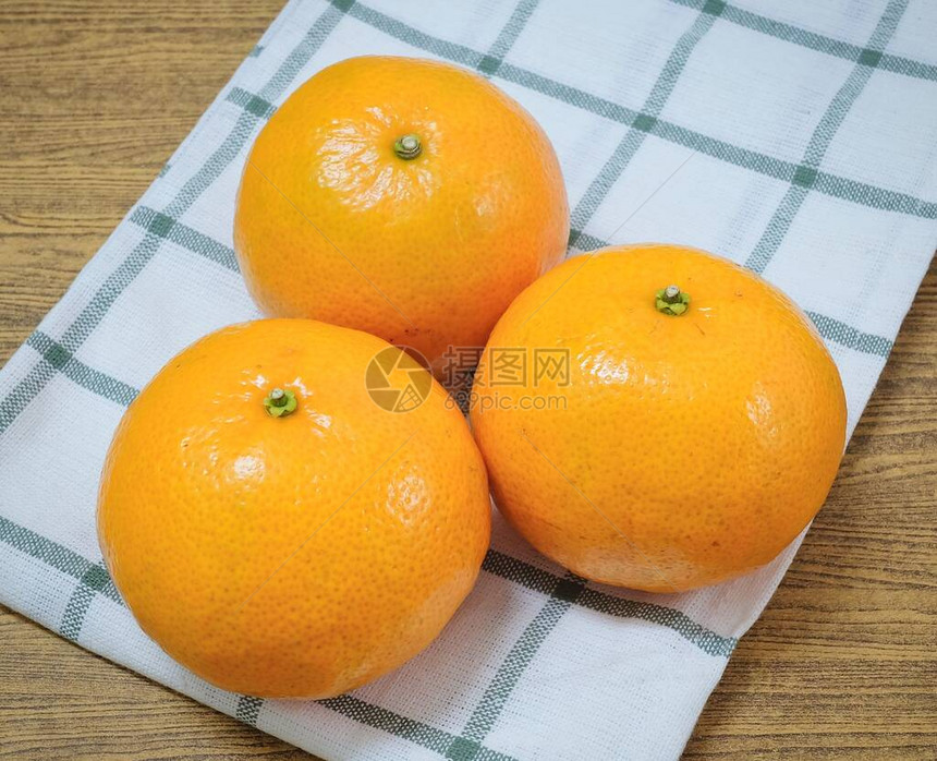 木桌上三块新鲜的里普和甜橙子橙色是图片