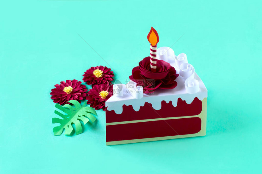 纸红色天鹅绒蛋糕与燃烧的蜡烛和奶油体积手工纸对象纸艺和工艺时髦的爱好极简图片