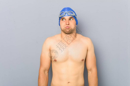 年轻的职业游泳运动员打脸孔表情疲惫有图片
