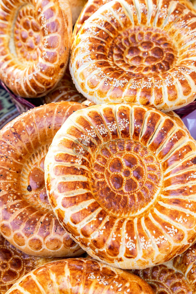 美味的乌兹贝克平面包加上来自Tandi图片
