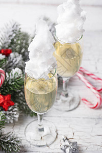 香槟或配棉花糖的葡萄酒杯子圣诞节或图片