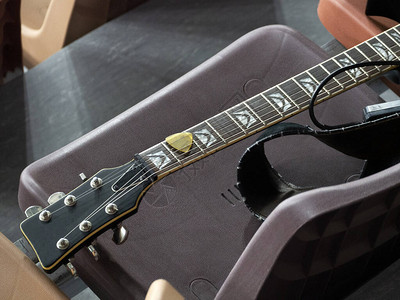 电吉他的秃鹰关闭音乐厅的座位上放着一把电吉他介体插入电吉他的琴图片