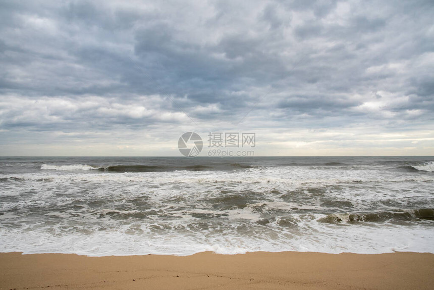 多云的天气和强风带来的高浪的海滨景象韩国东海图片