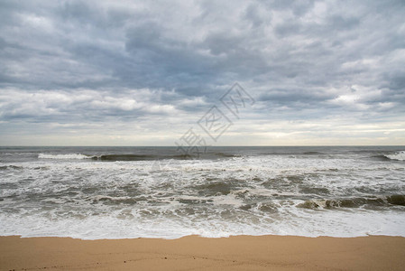 多云的天气和强风带来的高浪的海滨景象韩国东海背景图片