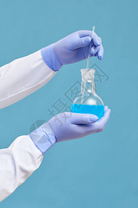 将化学家紧贴在防护手套上用瓶装水箱图片