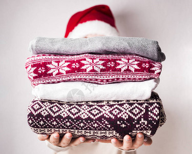 圣诞节销售额妇女穿着冬季毛衣背景图片