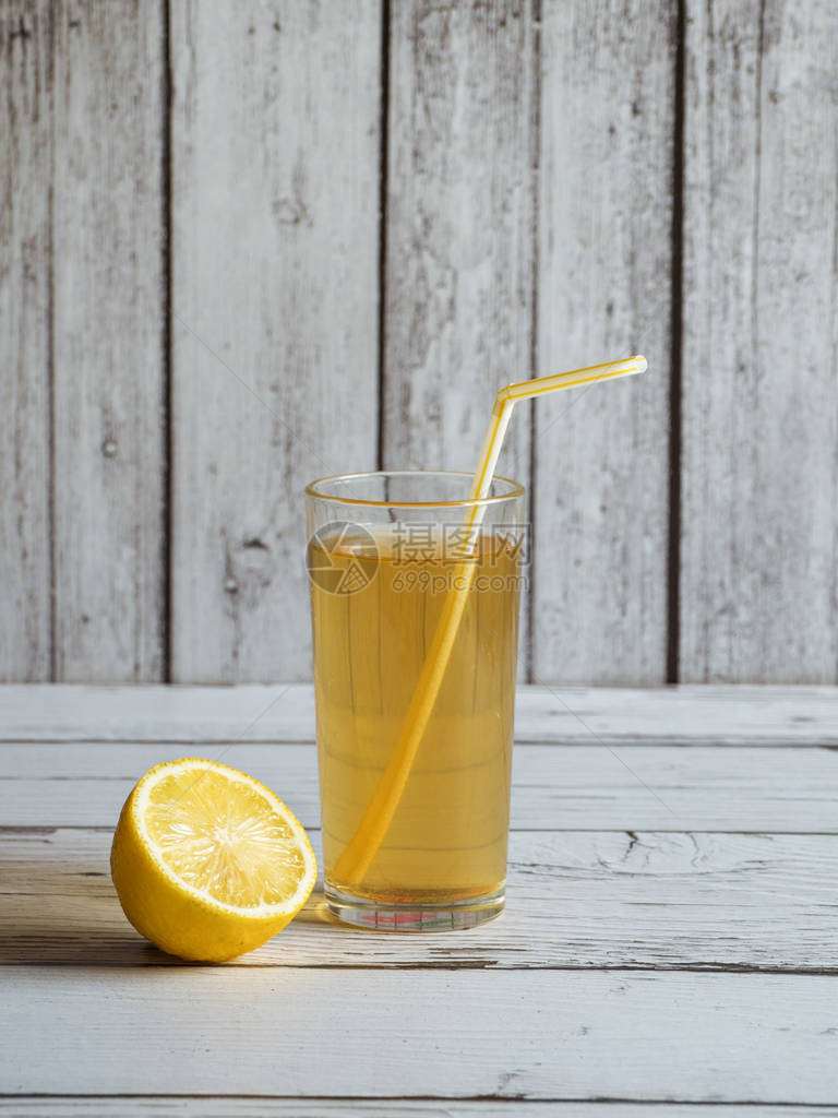 用吸管装在透明塑料杯中的冰茶康普茶是一种由茶与细菌共生培养发图片