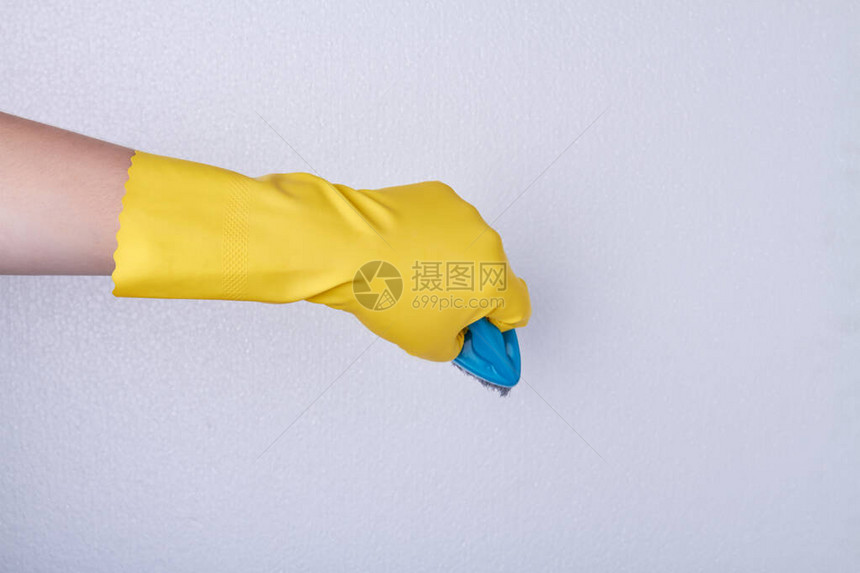 手持黄色橡胶手套握着蓝刷文字空图片
