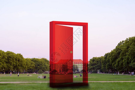 半透明在市公园打开了红色门Sz图片