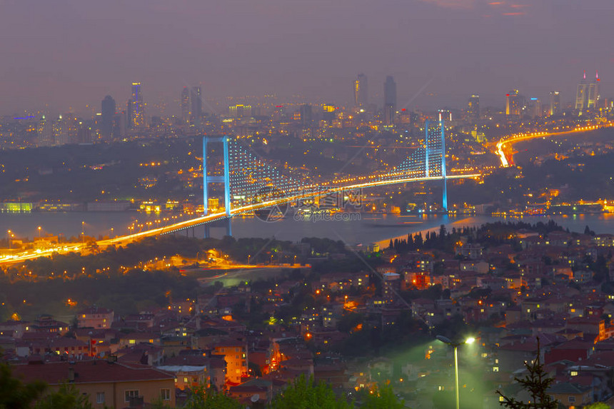 伊斯坦布尔博斯普鲁斯海峡大桥日出时的照片图片