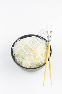 黑碗里有切片米面白底的筷子隔开顶视线亚洲食图片