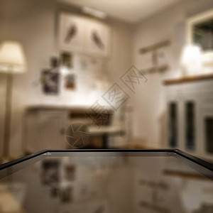 玻璃桌面与模糊的家庭内部背景您的产品和装饰的图片