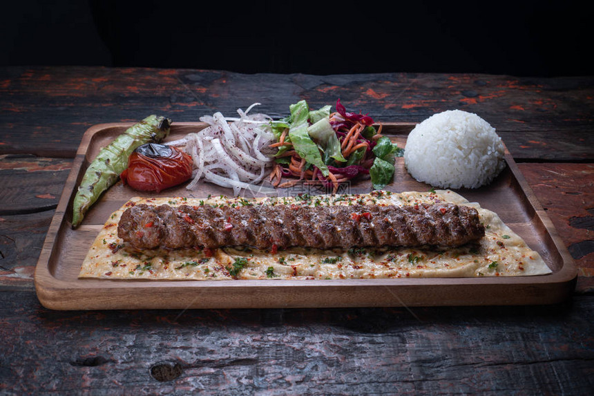 土耳其乳羊羔或牛肉烤用米饭和蔬菜在生锈图片
