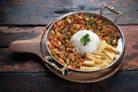 土耳其食品羊肉美味沙克卡瓦玛和大米以及土制木餐桌图片
