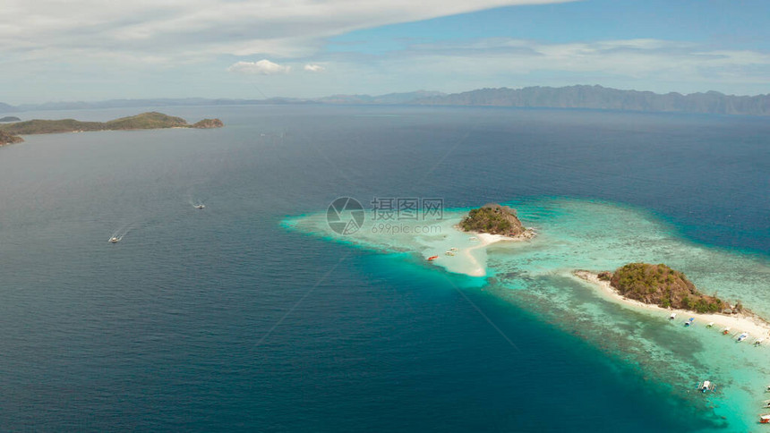 空中海景湾与热带岛屿和沙滩绿松石水和珊瑚礁BulogDos图片