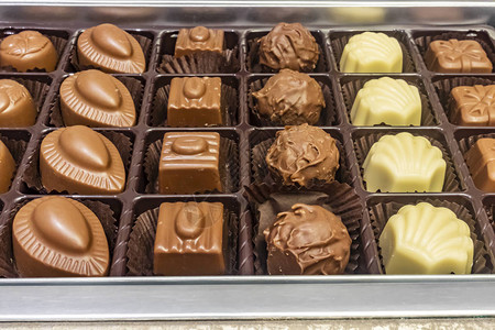 特制巧克力盒里有不同数字的图片
