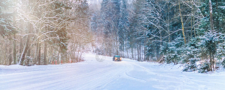 冬季道路上的汽车轮胎被雪覆盖具有车辆冬季雪背图片