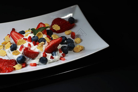 早餐用新鲜浆果做的凝乳甜点图片