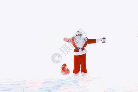 在冬天领域的圣诞老人圣诞老人神奇的雾沿着田野走圣诞前夜的圣诞老人带着红袍给背景图片