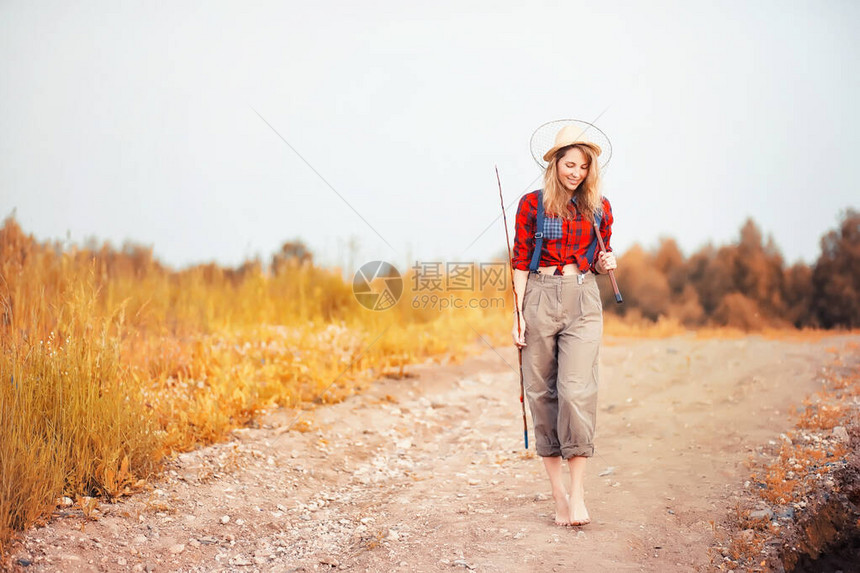 美丽的女孩带着一束蓝色花束在自闭症图片