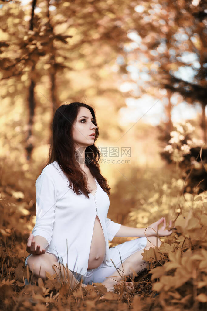 孕妇在秋季做瑜伽运动图片