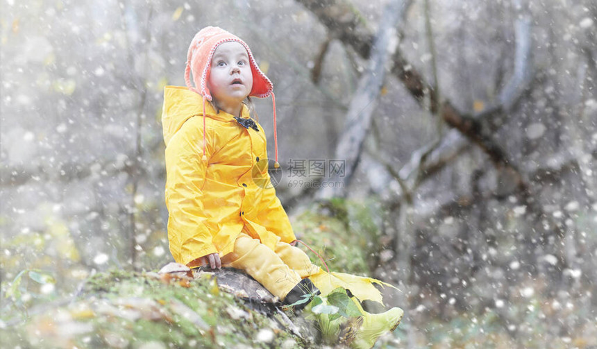 蹒跚学步的孩子们在秋天的公园里散步秋林初霜雪孩子们在公园图片