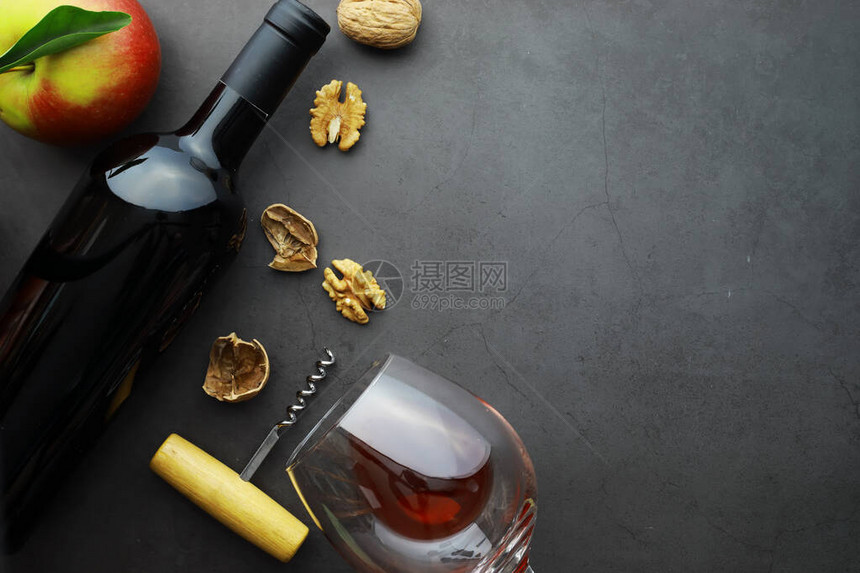 红酒在石头背景上葡萄酒杯和黑酒瓶奶油酪图片