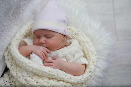 婴儿新生儿睡在温暖图片