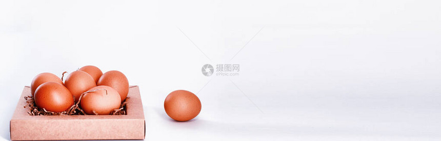 鸡蛋在白桌上的棕色鸡蛋图片