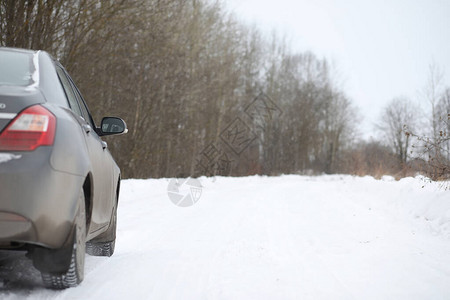 汽车在田野里下雪的冬天路上图片