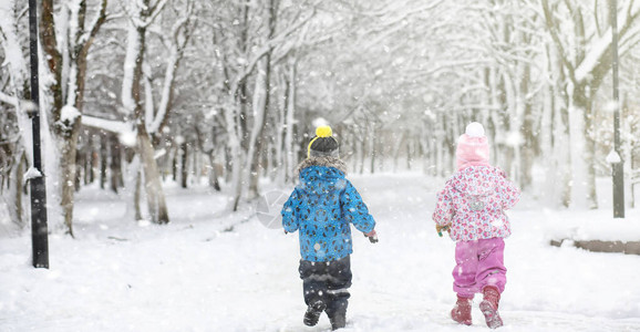 雪下的冬季公园城市公园的暴风雪在雪覆盖下与全家人一图片