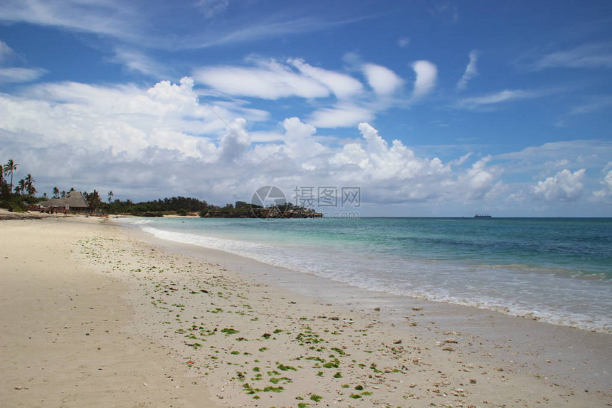 以松绿的水和明亮的天空震撼着印度洋天堂海滩图片
