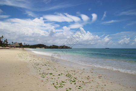 以松绿的水和明亮的天空震撼着印度洋天堂海滩高清图片