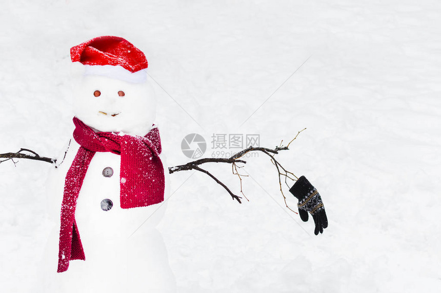 穿着圣诞老人围巾和雪底帽图片