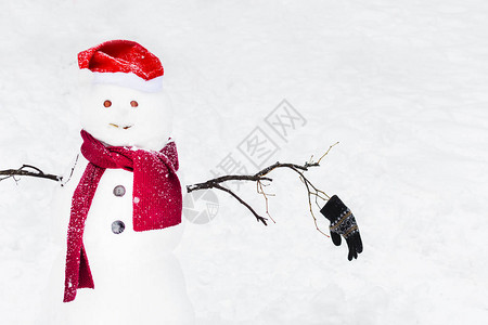穿着圣诞老人围巾和雪底帽背景图片