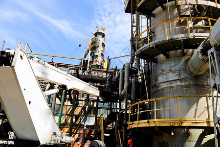 使用大型新工业炼油石化工厂的强大建筑起重机进行施工和安装工作图片