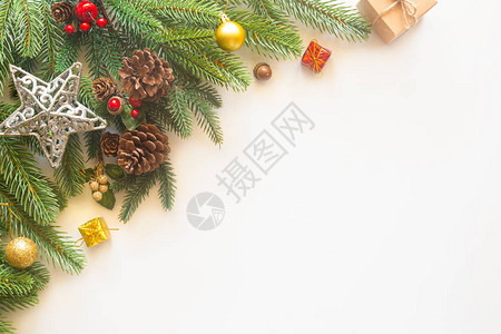 节日圣诞贺卡背景与节日装饰球星雪花礼品盒松果在白色背景上从平躺背景图片
