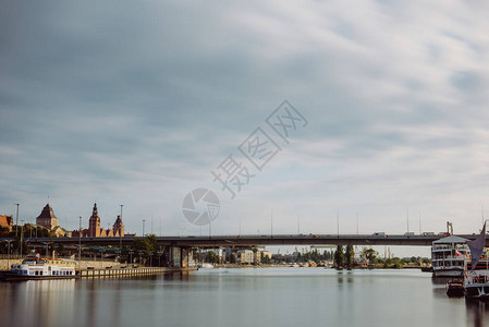 克罗布里路堤河岸现代的高清图片